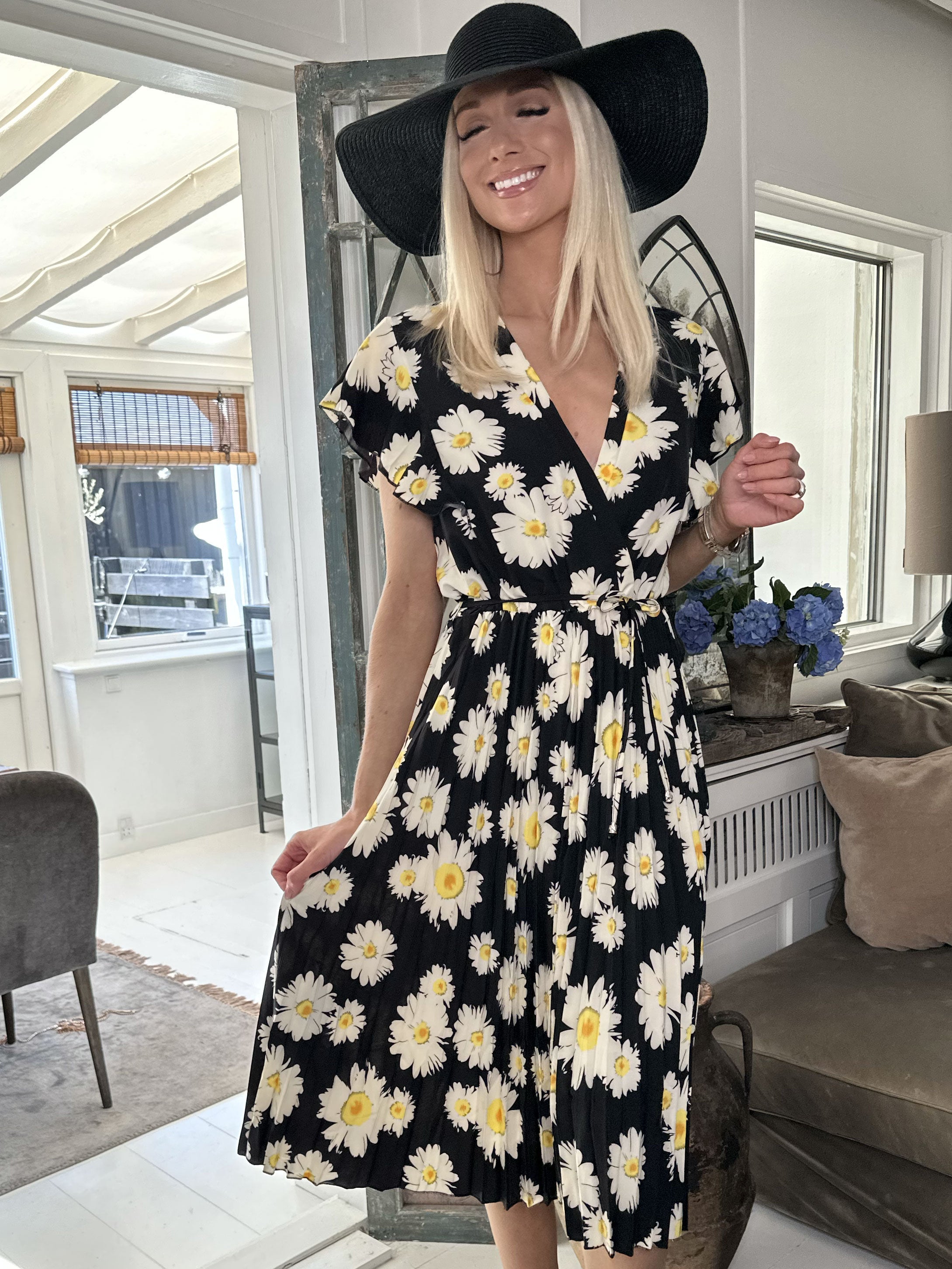 Florens - Vacker sommarklänning med volangärmar och plisserad kjol